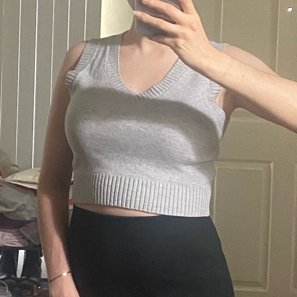 Full tilt grey cropped mini sweater vest in size M